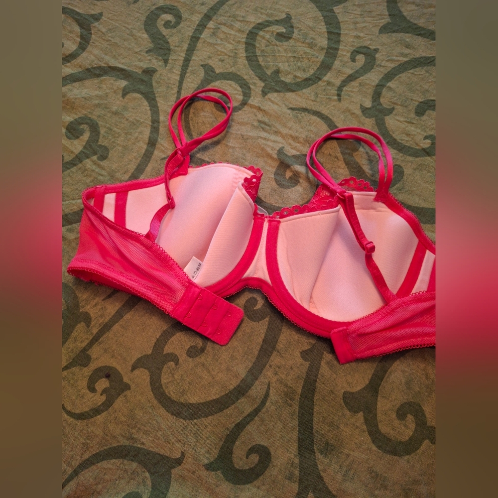 Chic Lace Underwire Bra in Vibrant Pink. Nevee Worn. - Picture 5 of 7